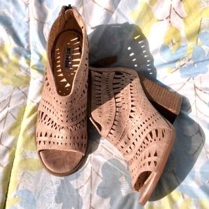 BUCKLE Sells these “Not Rated” Brand Gorgeous Laser-Cut Booties!💝🌷🎉 LOVE‼️